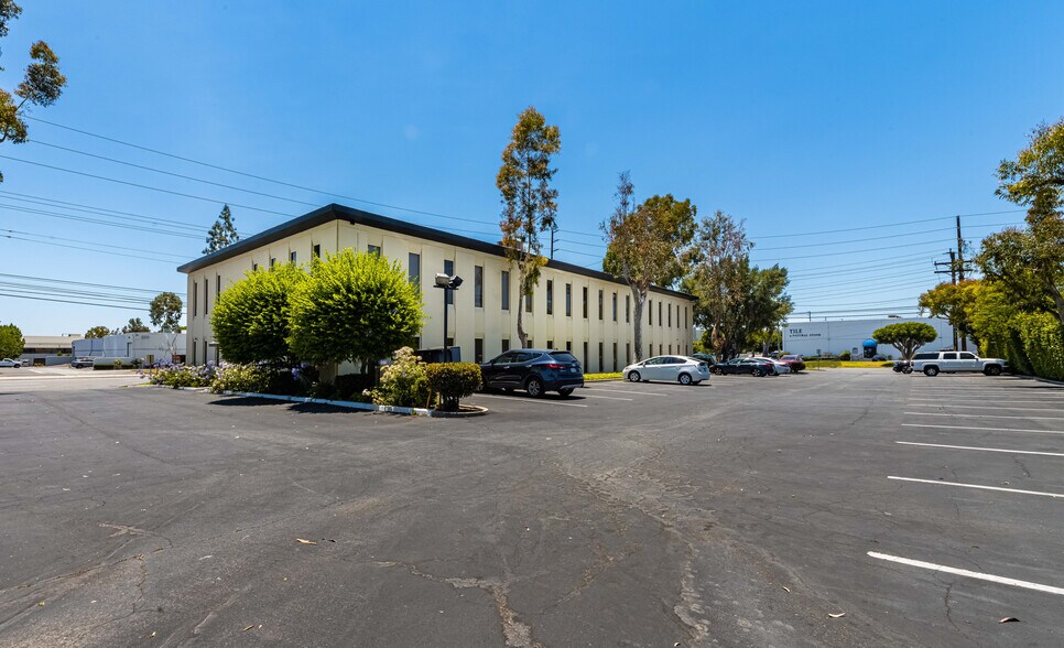 More Photos Of 595 W Lambert Rd, Brea Loft Creative Space For Lease