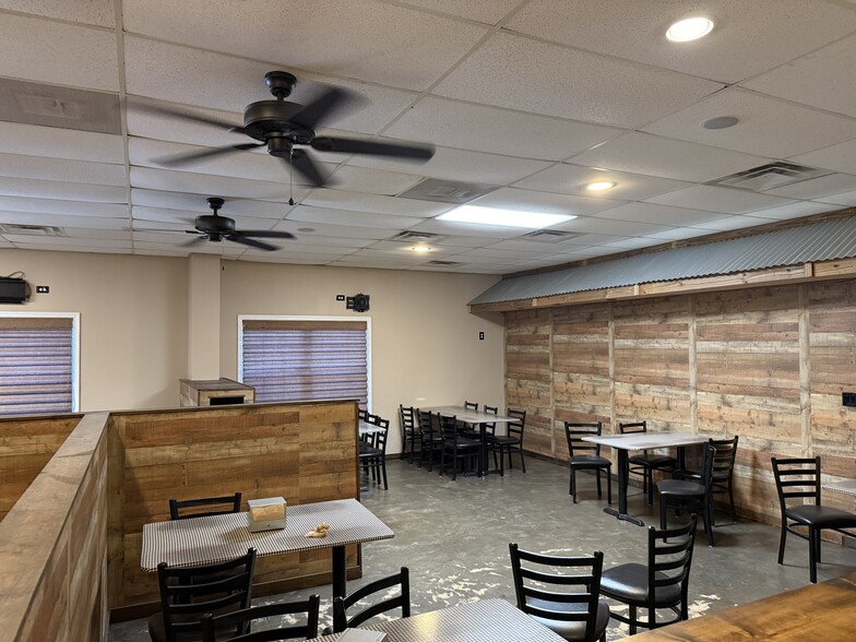 More Photos Of 422 Venture Ct, Monticello Storefront Retail Office For Lease