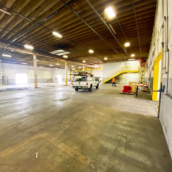 More Photos Of 2075 47th St, Sarasota Warehouse For Lease