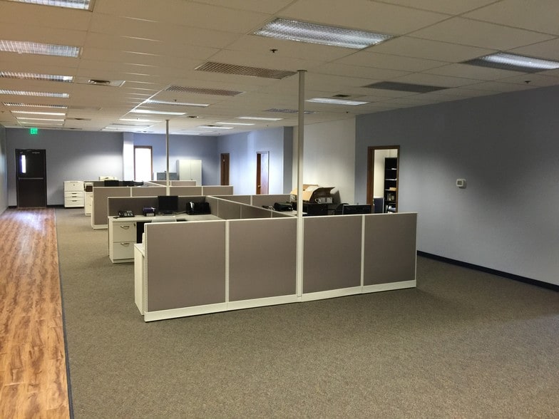 More Photos Of 1735 W 53rd St, Anderson Manufacturing For Sale