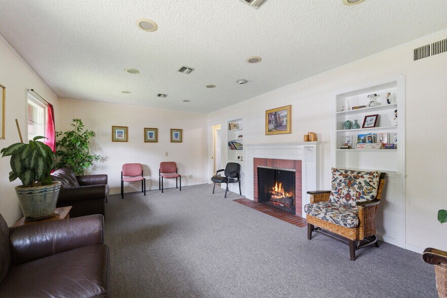 More Photos Of 137 S Shepherd St, Sonora Flex For Sale