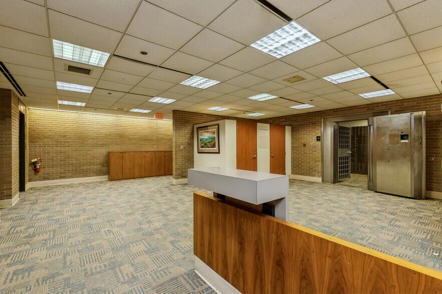 More Photos Of 4505 Douglas Ave, Des Moines General Retail For Sale