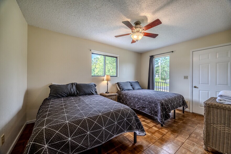 More Photos Of 2399 Twin Rivers Pt, Camdenton Trailer Camper Park For Sale