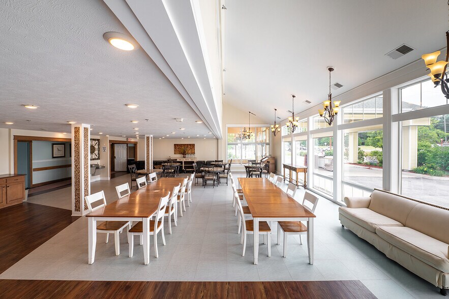 More Photos Of 461 Munson Ave, Traverse City Hotel For Sale
