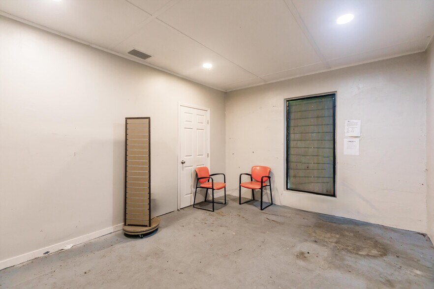 More Photos Of 19431 Palm Beach Blvd, Alva Flex For Lease