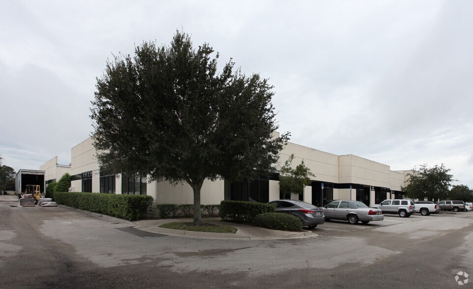 More Photos Of 280 Business Park Cir, Saint Augustine Light Distribution For Lease