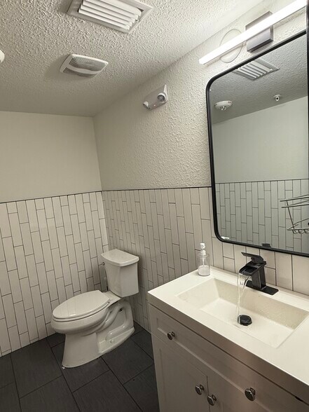 More Photos Of 6565 Beach Blvd, Jacksonville Loft Creative Space For Lease