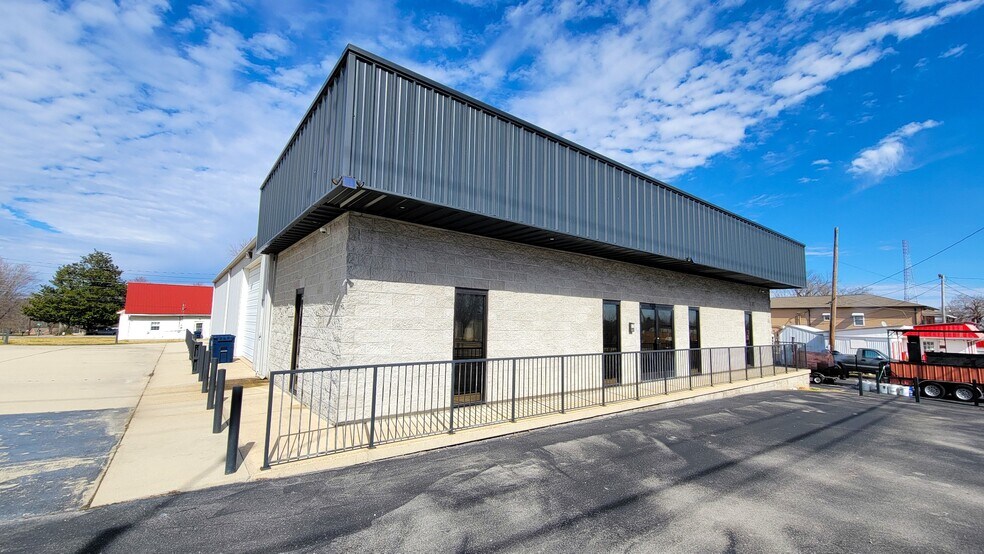 More Photos Of 326 W Broad St, Smithville Flex For Sale