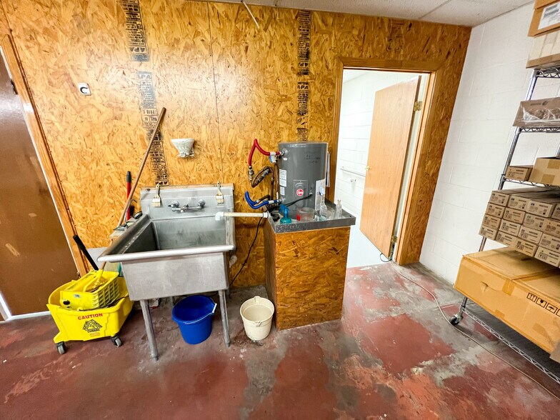 More Photos Of 311 E Illinois Ave, Midland Office For Sale