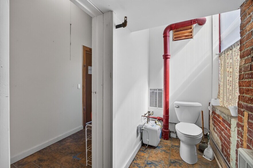 More Photos Of 420 Park St, Housatonic Flex For Sale