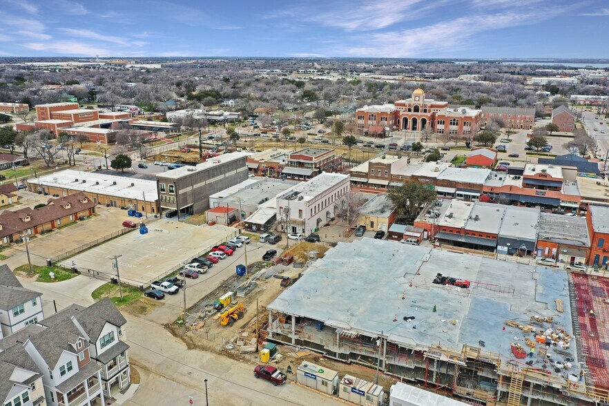 More Photos Of 150 W Main St, Lewisville Bar For Lease