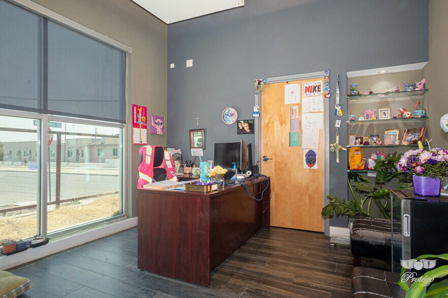 More Photos Of 700 N Copia St, El Paso Office For Sale