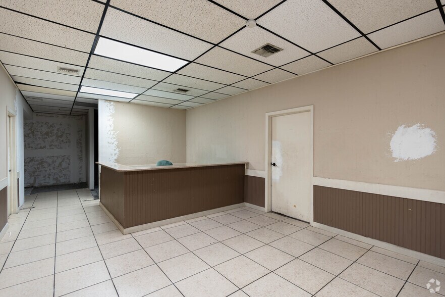 More Photos Of 2120 Collier Ave, Fort Myers Religious Facility For Lease