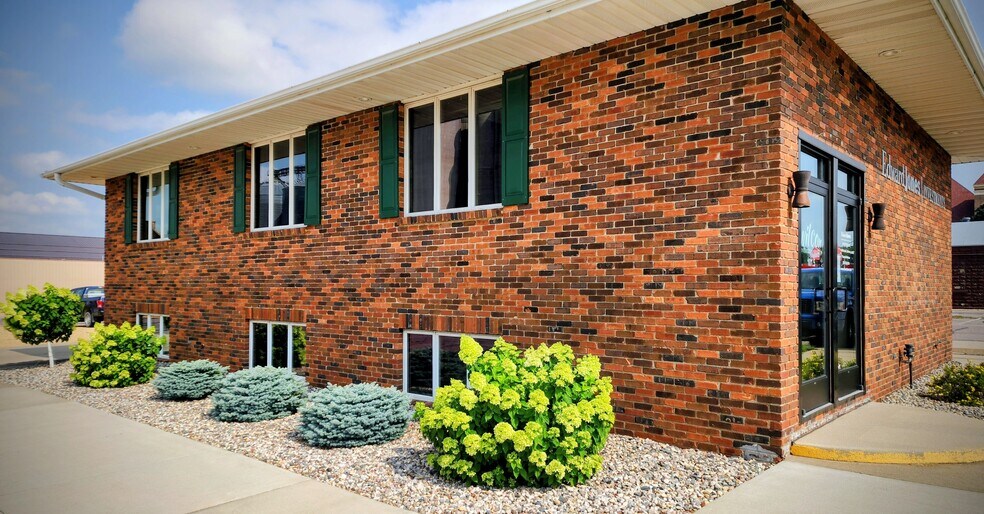 More Photos Of 101 7th St S, Saint James Freestanding For Lease