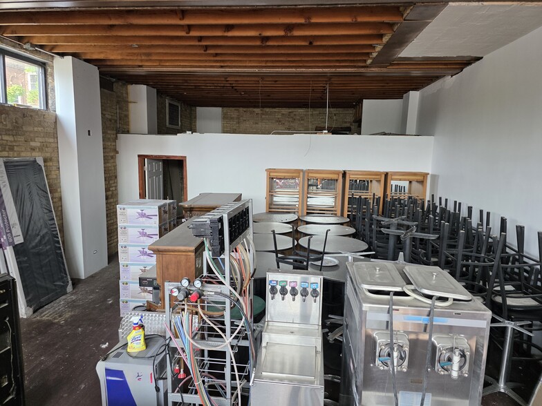 More Photos Of 5977 N Clark St, Chicago Storefront Retail Residential For Lease