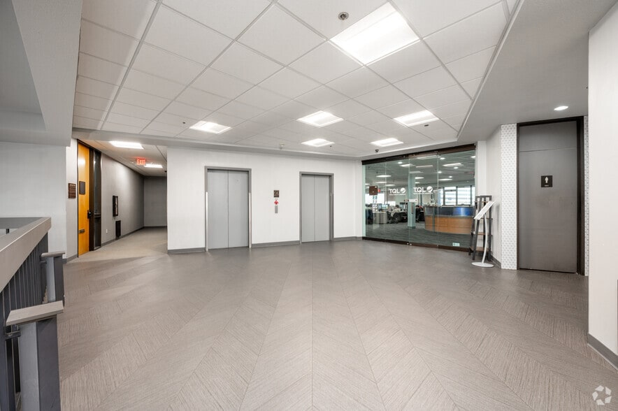 More Photos Of 8777 Purdue Rd, Indianapolis Office For Lease