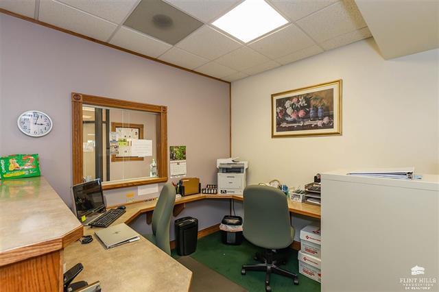 More Photos Of 823 N Washington St, Junction City Office For Sale