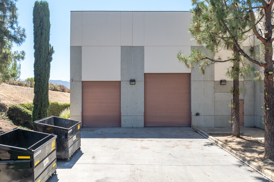 More Photos Of 997 Flower Glen St, Simi Valley Manufacturing For Lease