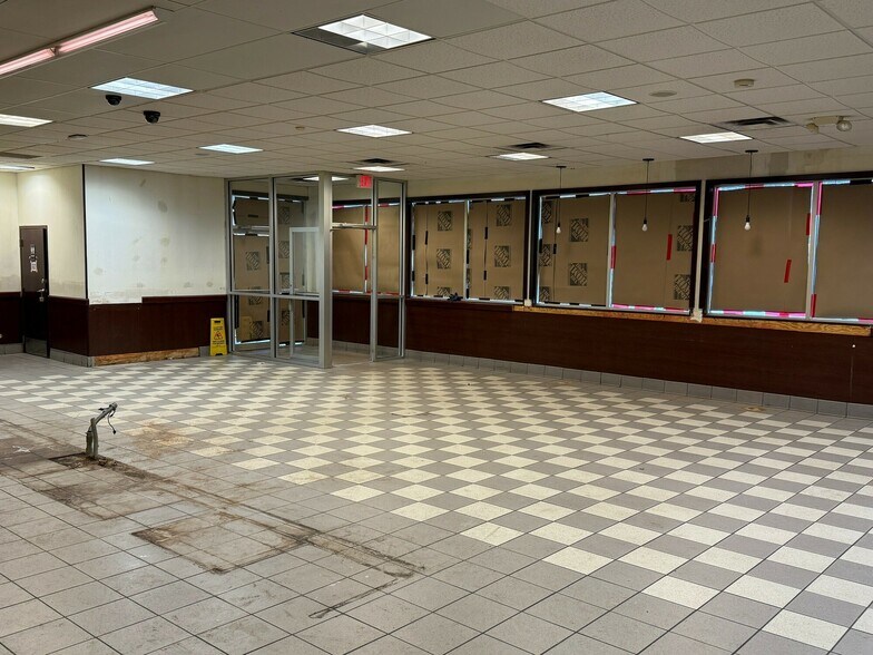 More Photos Of 546 Deering Ave, Portland Freestanding For Lease