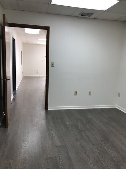 More Photos Of 8530-8548 NW 64th St, Miami Warehouse For Lease