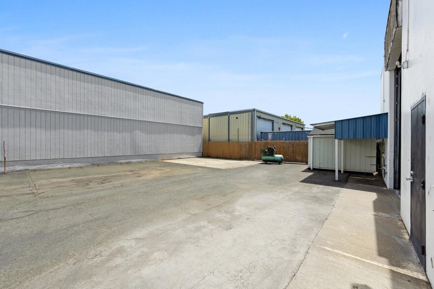 More Photos Of 2475 Bluebell Dr, Santa Rosa Industrial For Lease