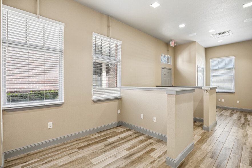 More Photos Of 118 Lynn Ave, Lewisville Office For Sale