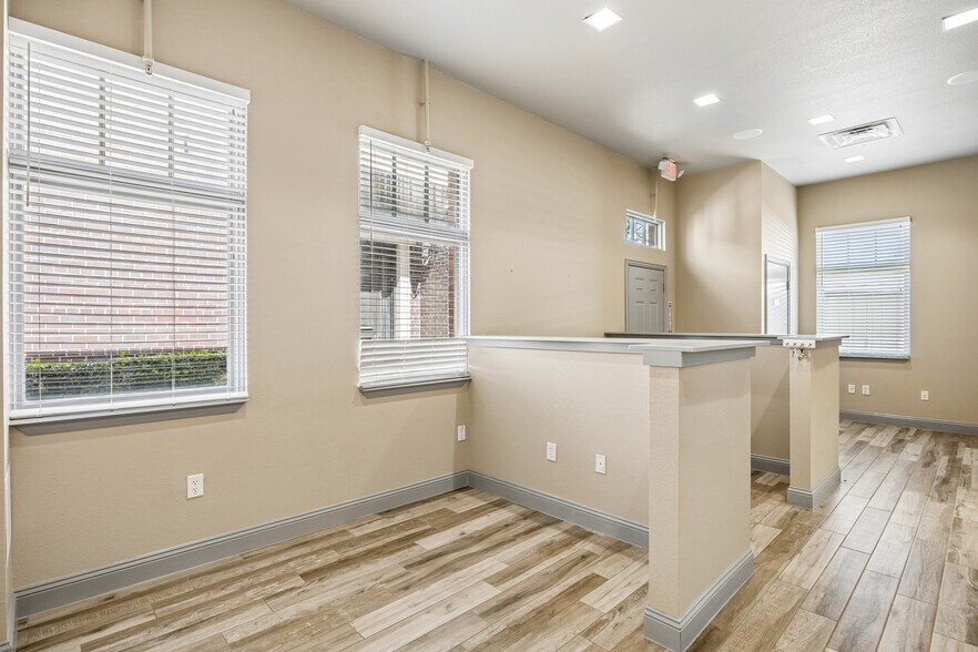 More Photos Of 118 Lynn Ave, Lewisville Office For Sale