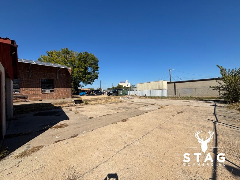 More Photos Of 711 S Elm St, Denton Office For Lease