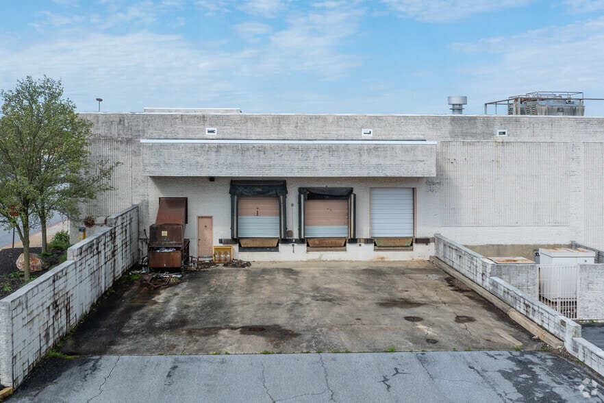 More Photos Of 4600 Jonestown Rd, Harrisburg Department Store For Lease