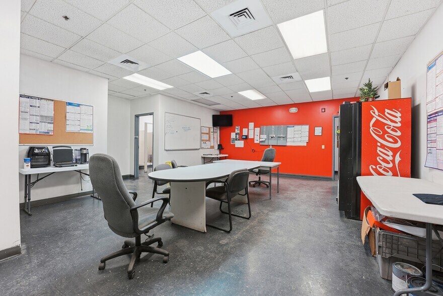 More Photos Of 95 Fisk Ave, Springfield Warehouse For Lease