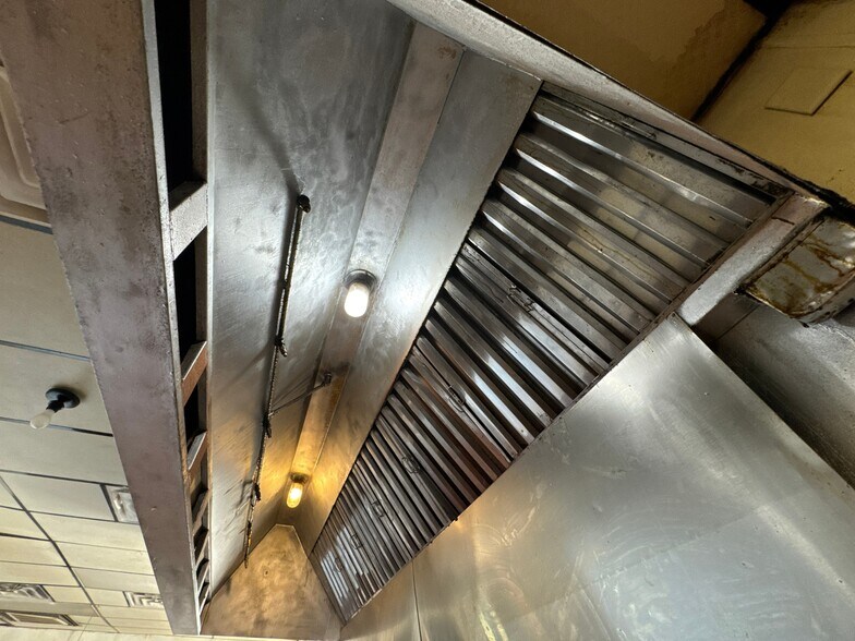 More Photos Of 520 W Broadway, Seminole Flex For Sale