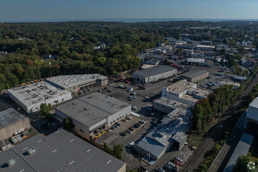 More Photos Of 86 Viaduct Rd, Stamford Warehouse For Lease