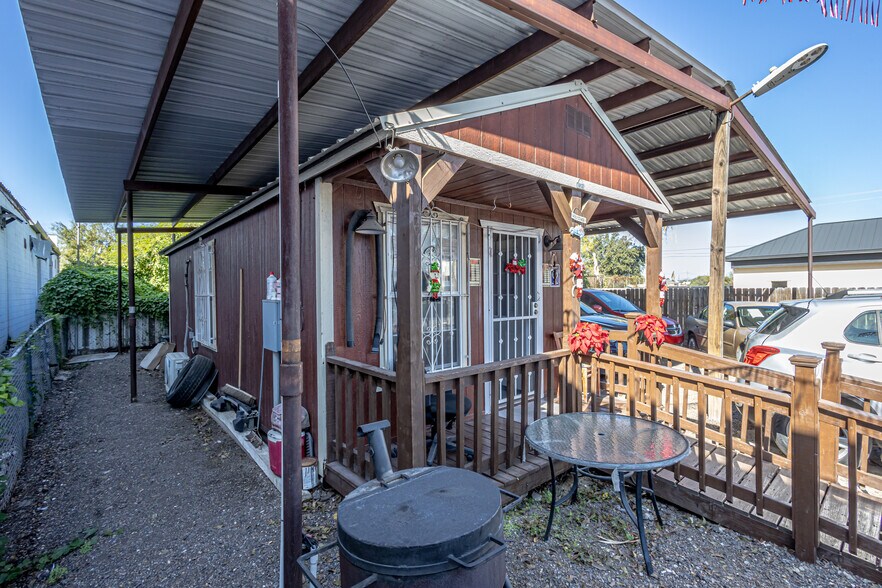 More Photos Of 2608 San Bernardo Ave, Laredo Office For Sale