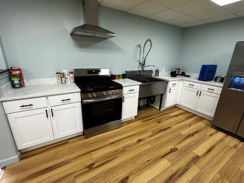 More Photos Of 70 Ridge Rd, Ontario Showroom For Lease