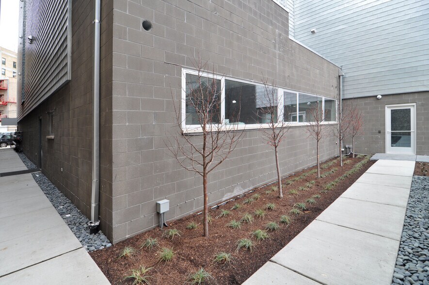 More Photos Of 1515-1519 W Haddon Ave, Chicago Coworking Space