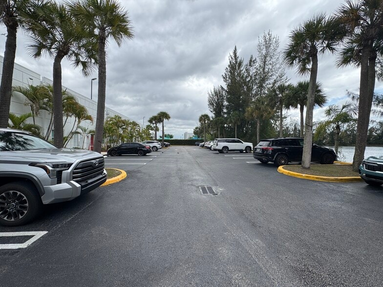 More Photos Of 4005 NW 114th Ave, Doral Business Park For Lease