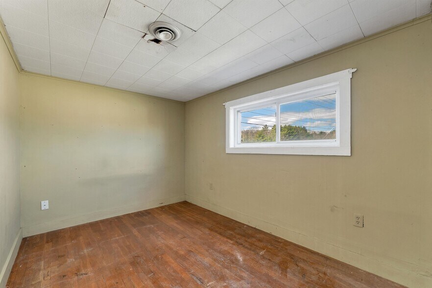 More Photos Of 6 Main St, Farmington Specialty For Sale
