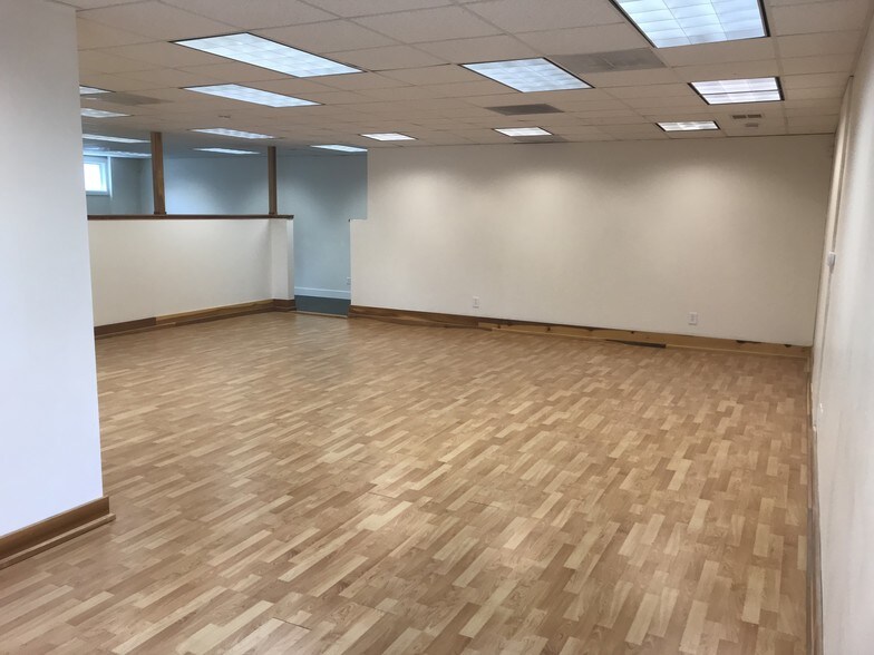 More Photos Of 20 Maplewood Ave, Gloucester Light Distribution For Lease