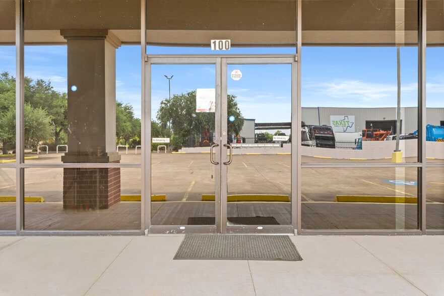 More Photos Of 301 Vista Rd, Pasadena Storefront For Lease