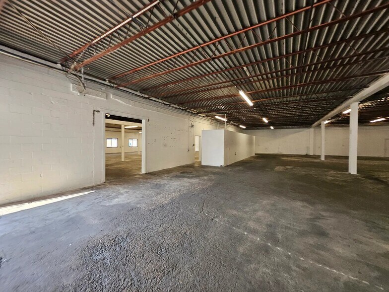 More Photos Of 1433 W Lark Industrial Dr, Fenton Warehouse For Sale