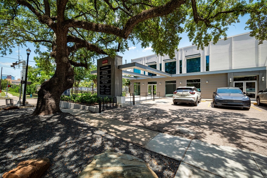 More Photos Of 1500 McGowen St, Houston Restaurant For Lease