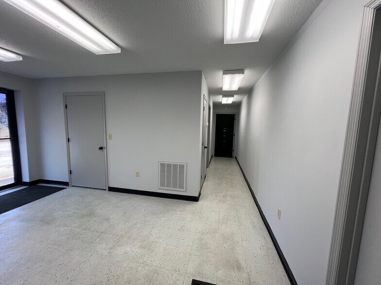 More Photos Of 585 Old Georgia Rd, Moore Warehouse For Lease