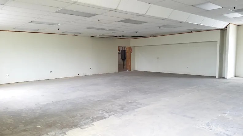 More Photos Of 4001-4007 Golf Rd, Skokie Storefront For Lease