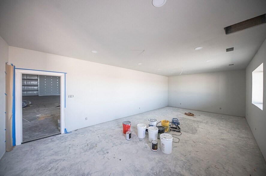 More Photos Of 14050 W Silver Fox Trl, Odessa Warehouse For Lease