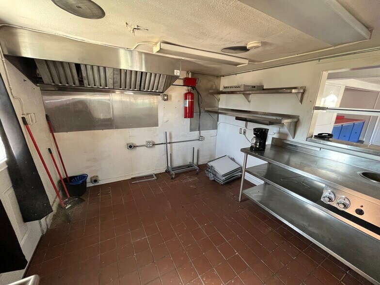 More Photos Of 600 N Second St, Hico Freestanding For Lease