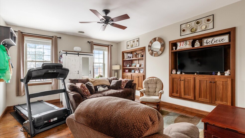 More Photos Of 120 W Main St, Somerset Flex For Sale