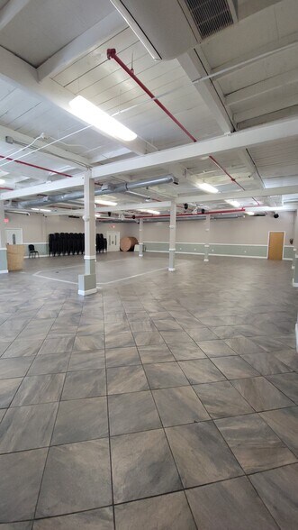 More Photos Of 141 Coit St, Irvington Showroom For Lease