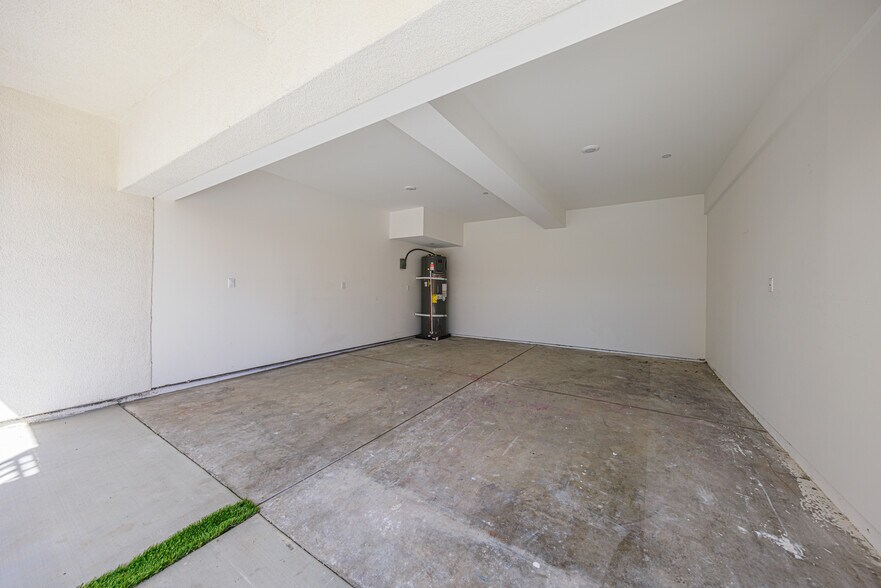 More Photos Of 2010 S Dunsmuir Ave, Los Angeles Multifamily For Sale