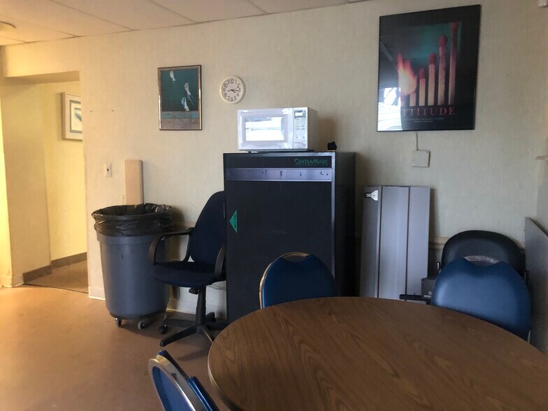 More Photos Of 18735 Ecorse Rd, Allen Park Office For Lease