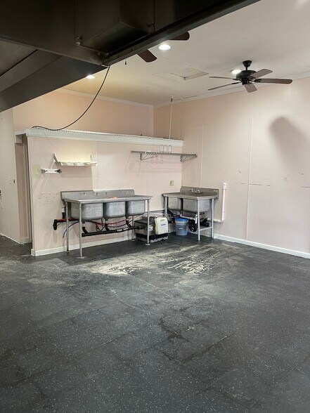 More Photos Of 337 Willard Ave, Newington Freestanding For Lease